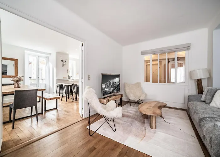 Brina - By Emerald Apartment